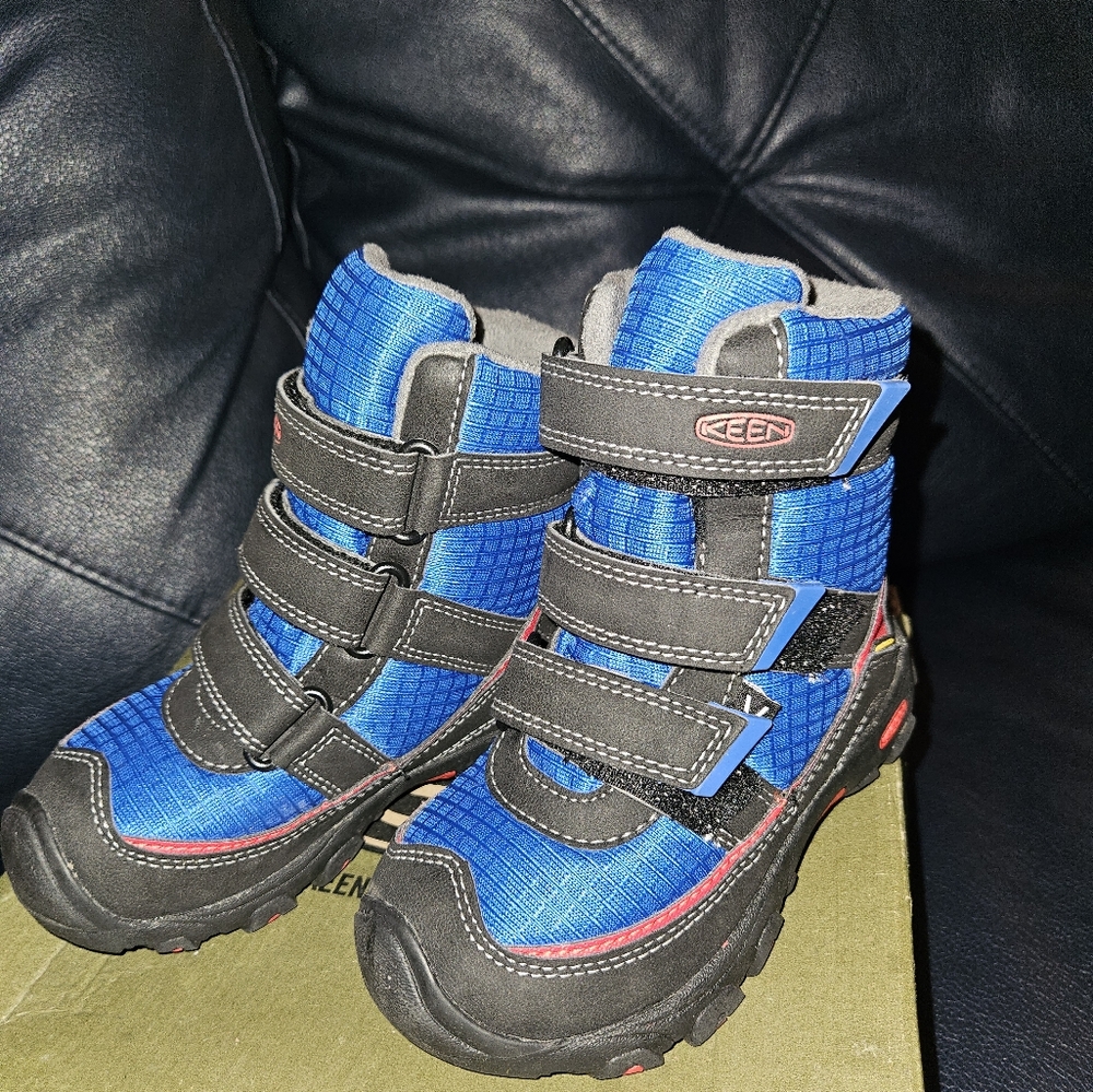 Keen kids Snow boots,Childrens Size 9, Olympian Blue and Red